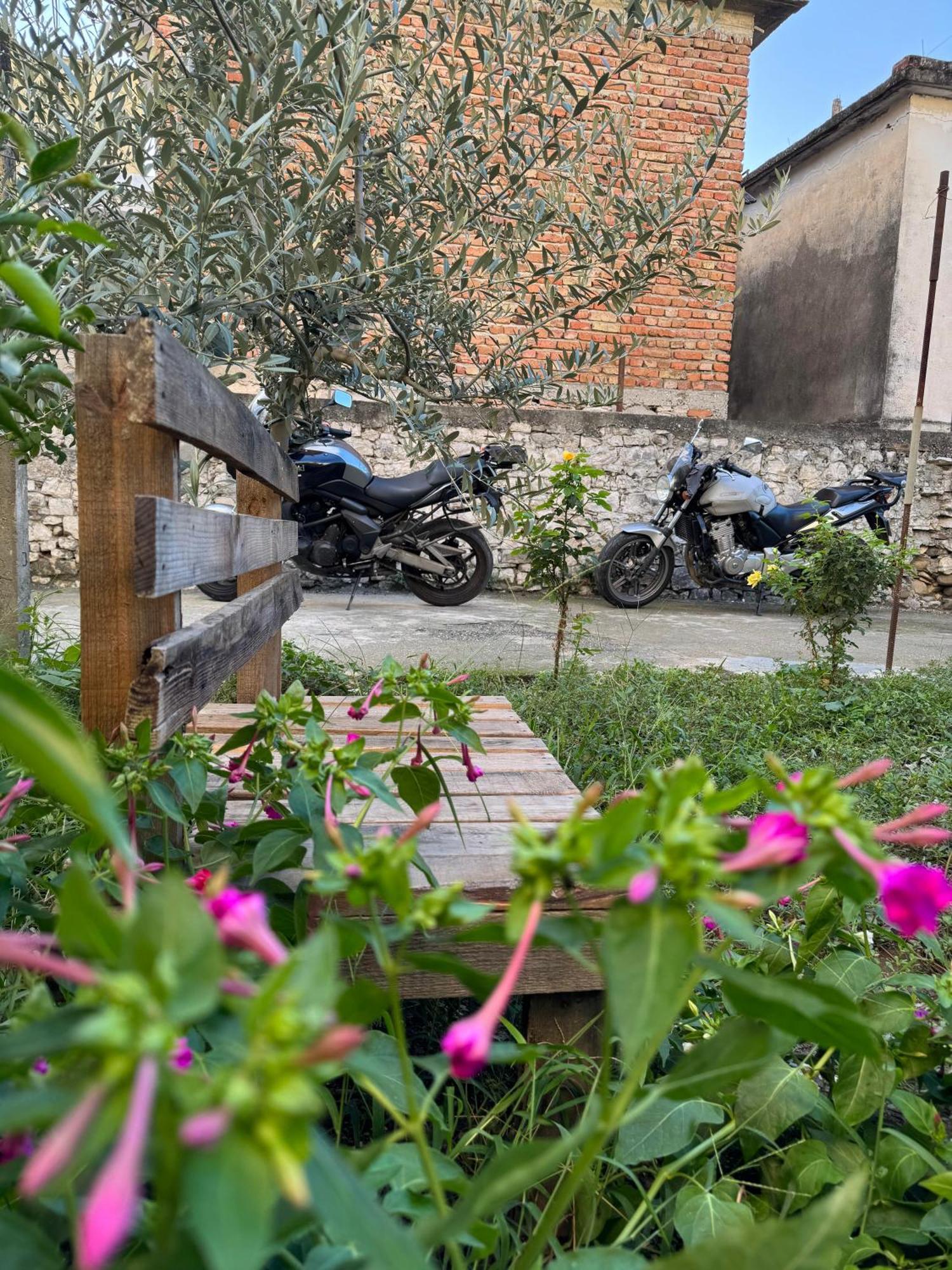 Ardjon House Hostel Berat Exterior photo